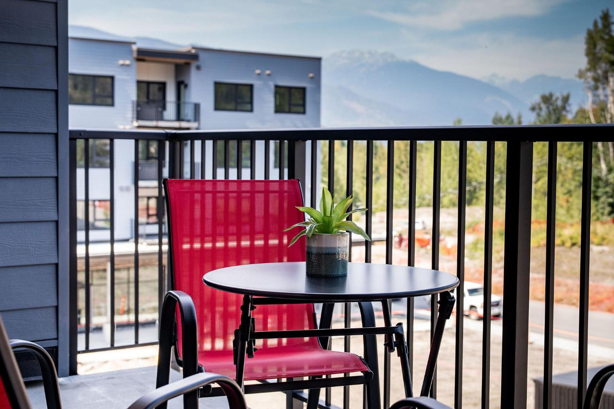 Alpine Haven By Revelstoke Vacationsアパートメント エクステリア 写真