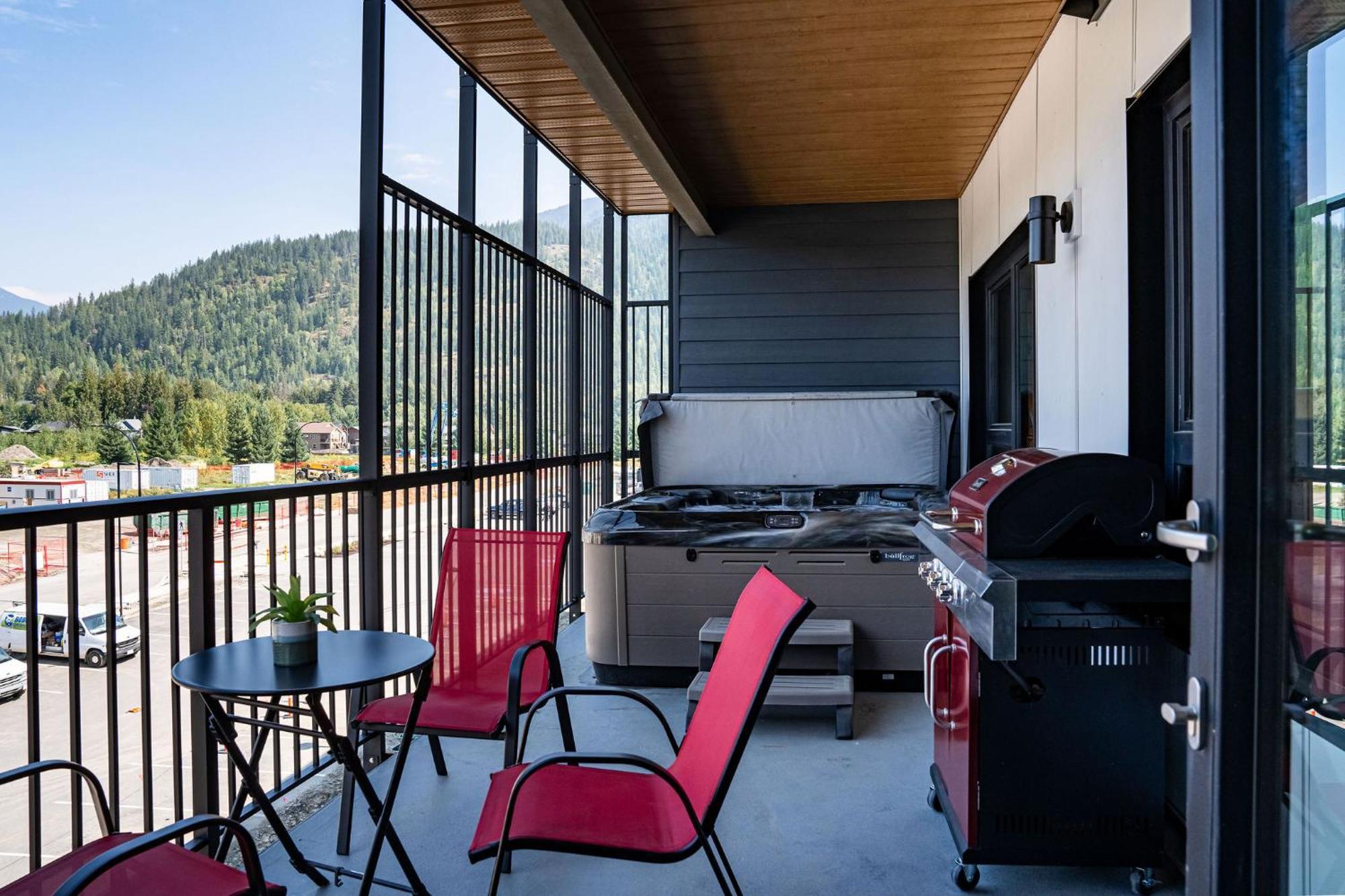 Alpine Haven By Revelstoke Vacationsアパートメント エクステリア 写真