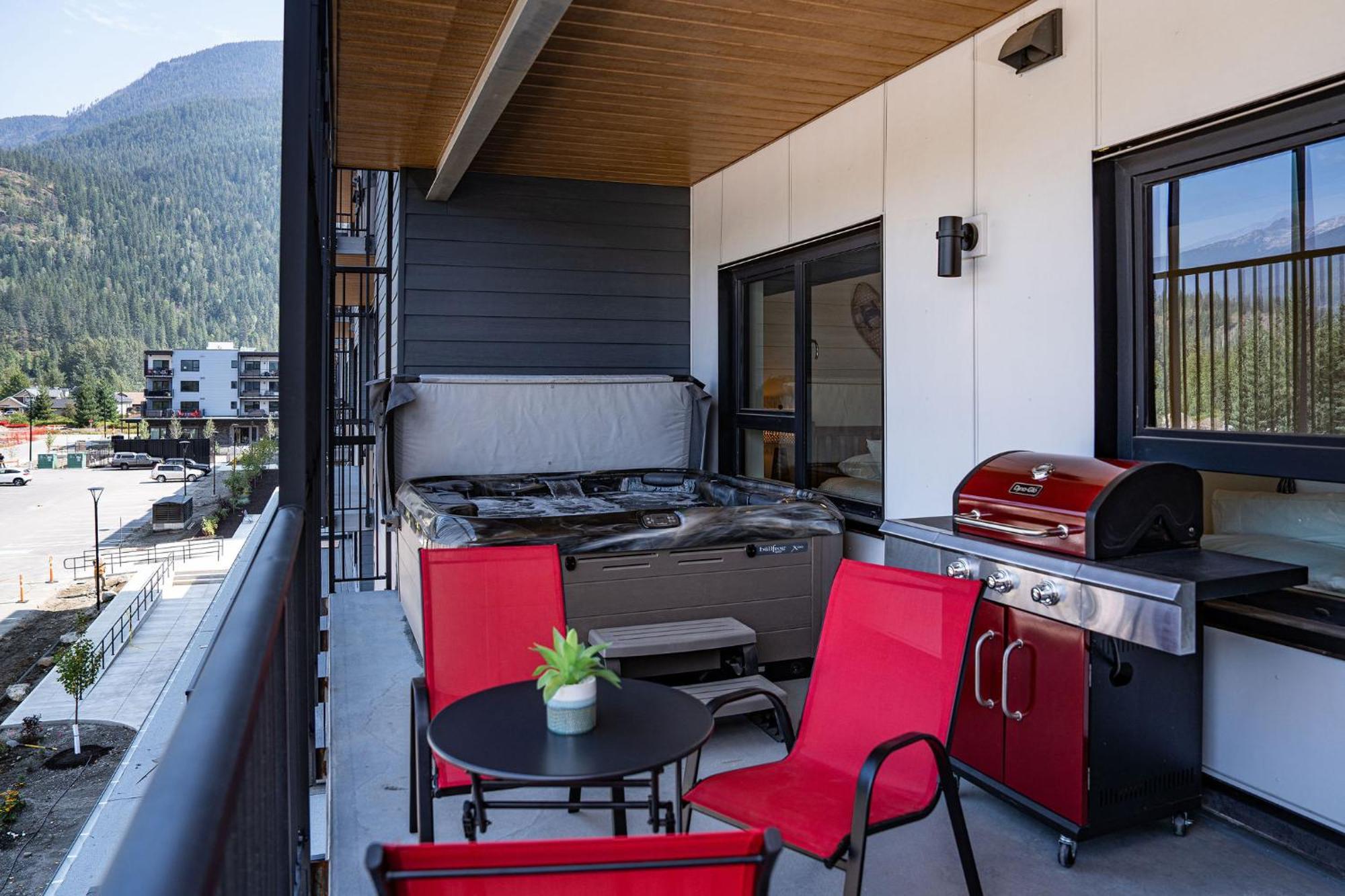 Alpine Haven By Revelstoke Vacationsアパートメント エクステリア 写真