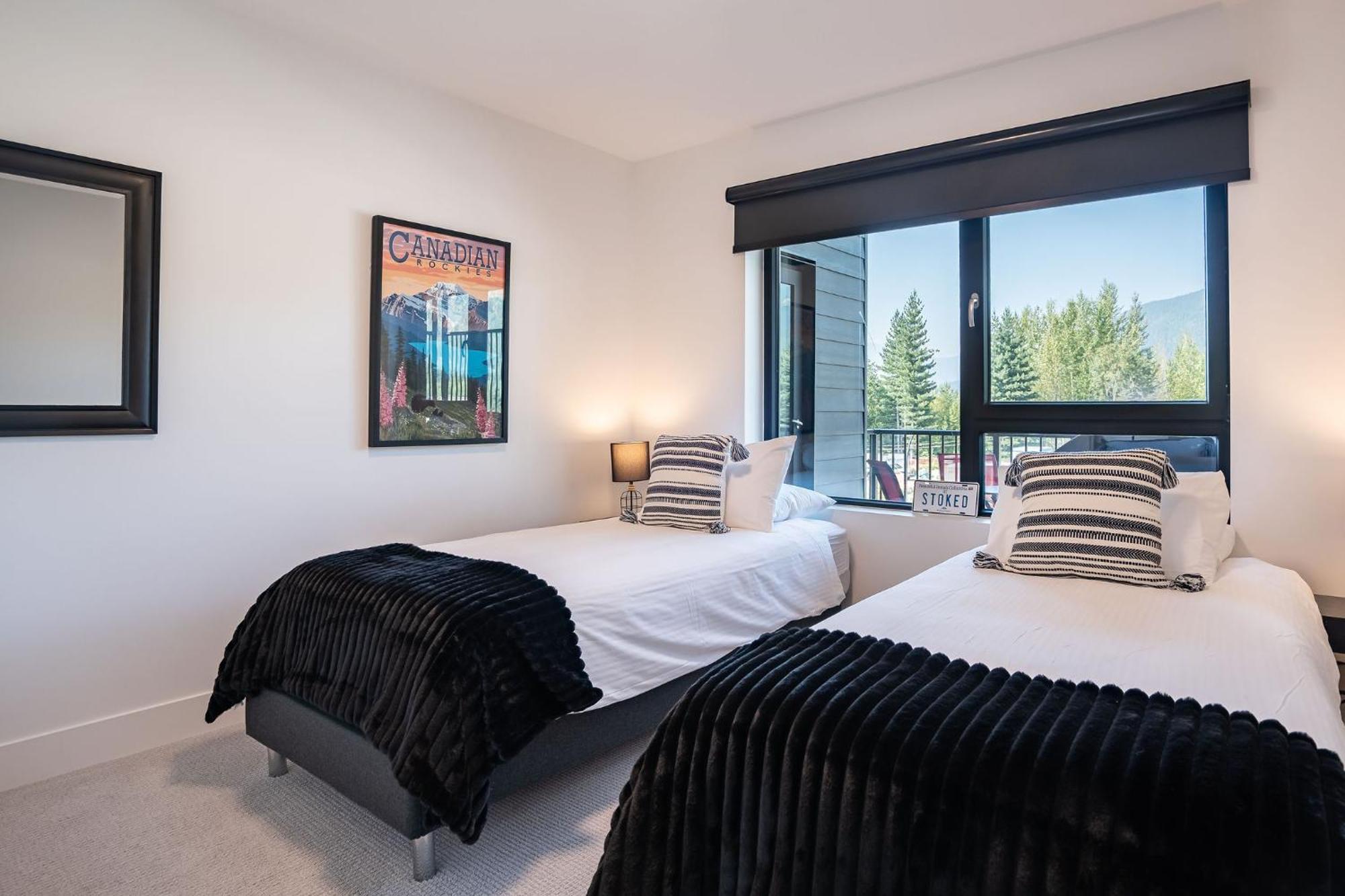 Alpine Haven By Revelstoke Vacationsアパートメント エクステリア 写真
