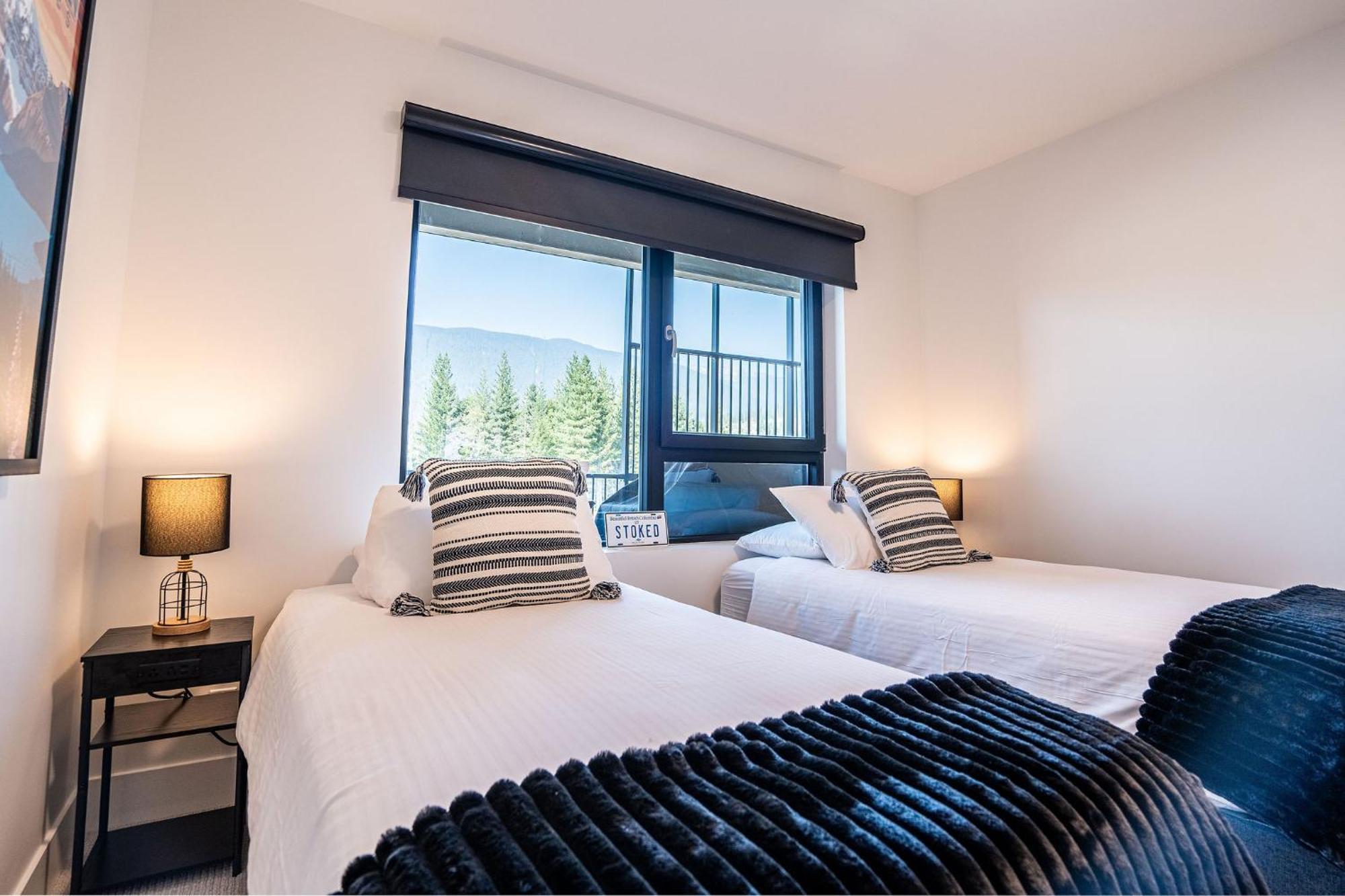 Alpine Haven By Revelstoke Vacationsアパートメント エクステリア 写真